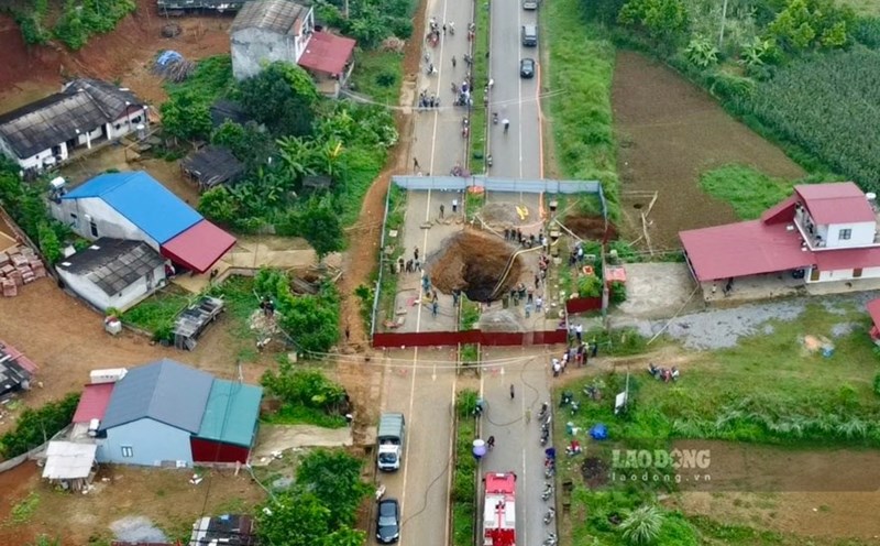 The death hole tends to fall deep, making the search for missing people difficult. Photo: Nguyen Hoan.