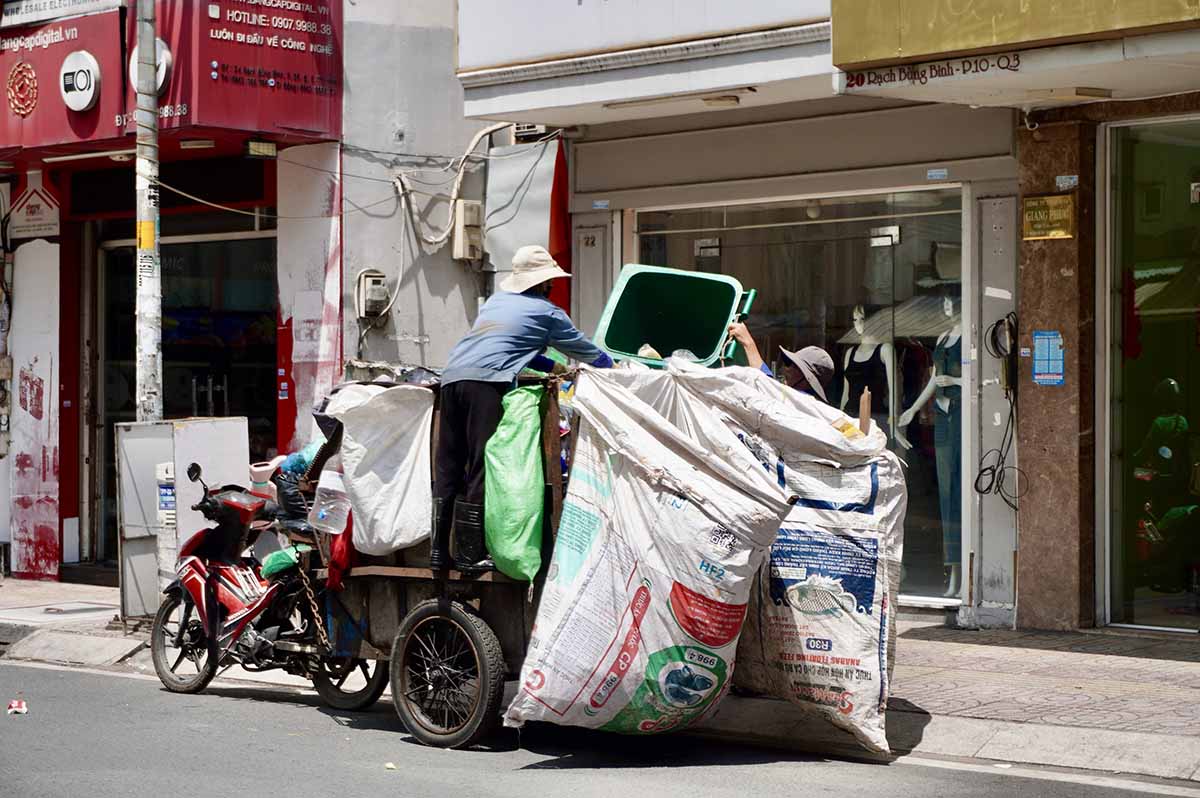 Las regulaciones sobre la recoleccion de tarifas de basura por volumen en la ciudad de Ho Chi Minh estan a punto de entrar en vigencia. Foto: Nhu Quynh