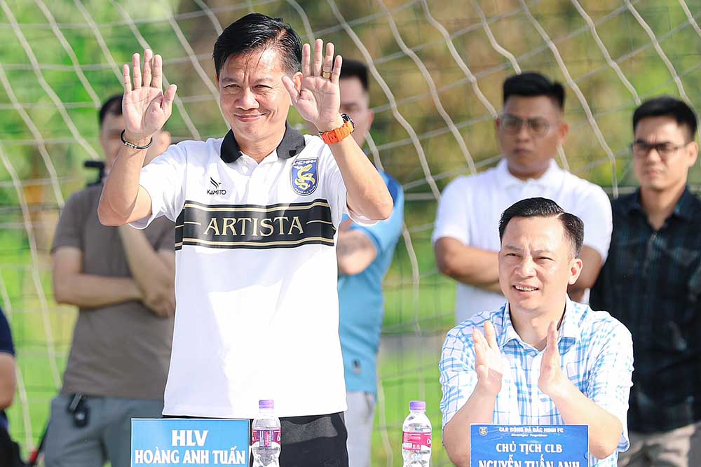 President Nguyen Tuan Anh (right) and coach Hoang Anh Tuan both parted ways with Bac Ninh club. Photo: Bac Ninh Club