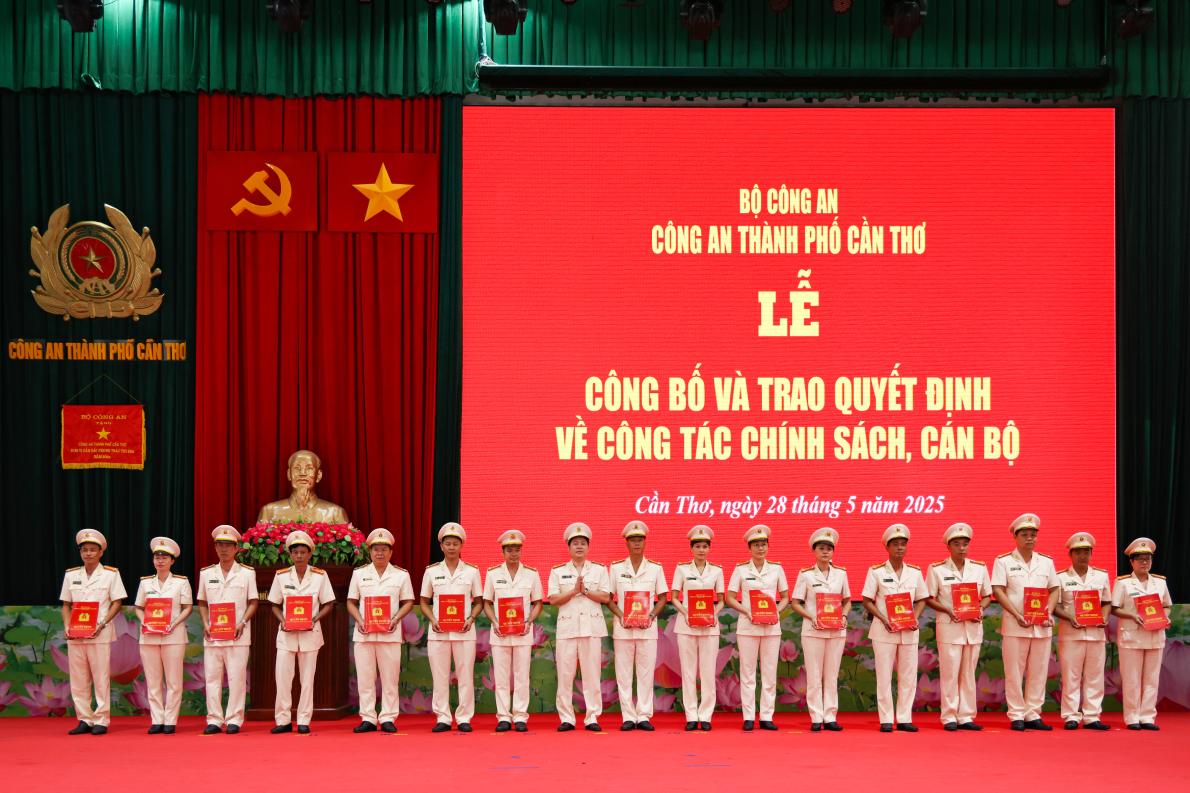 Trung tá Đinh Tùng An - Phó Giám đốc Công an TP trao Quyết định thăng cấp bậc hàm, nâng bậc lương. Ảnh: Công an Cần Thơ