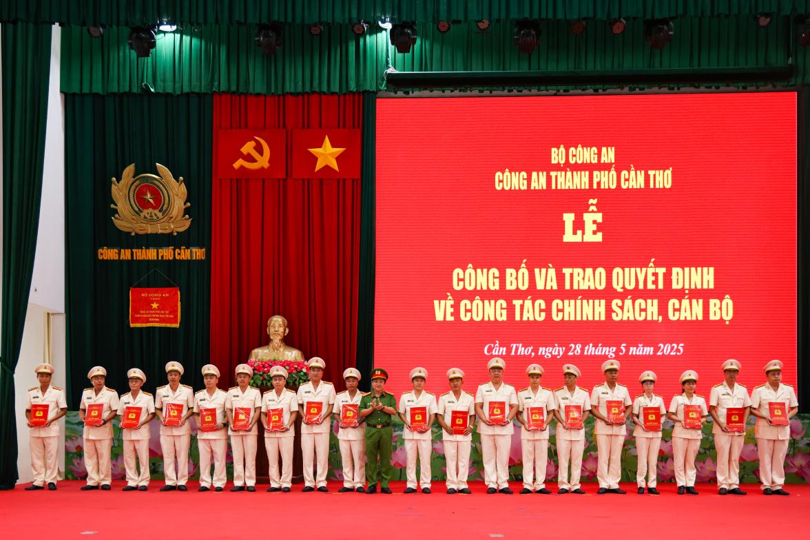 Đại tá Lê Đức Bảy - Phó Giám đốc Công an TP trao Quyết định thăng cấp bậc hàm, nâng bậc lương. Ảnh: Công an Cần Thơ