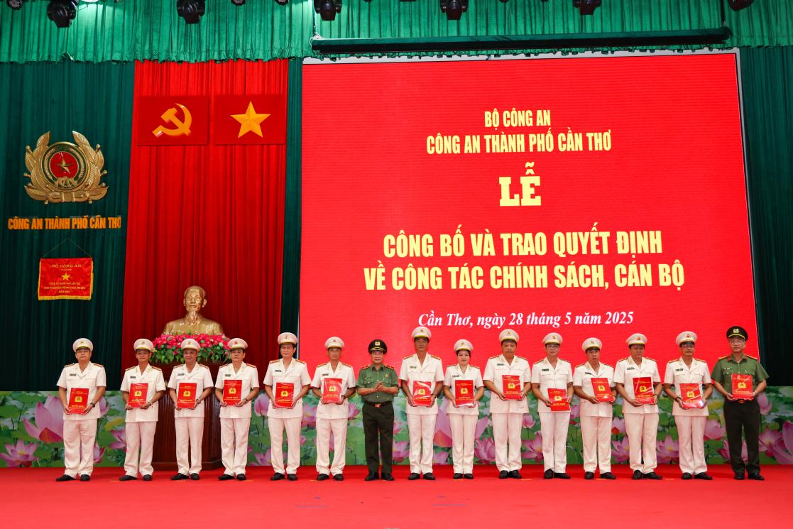 Thiếu tướng Nguyễn Văn Thuận - Giám đốc Công an TP trao Quyết định thăng cấp bậc hàm, nâng bậc lương. Ảnh: Công an Cần Thơ