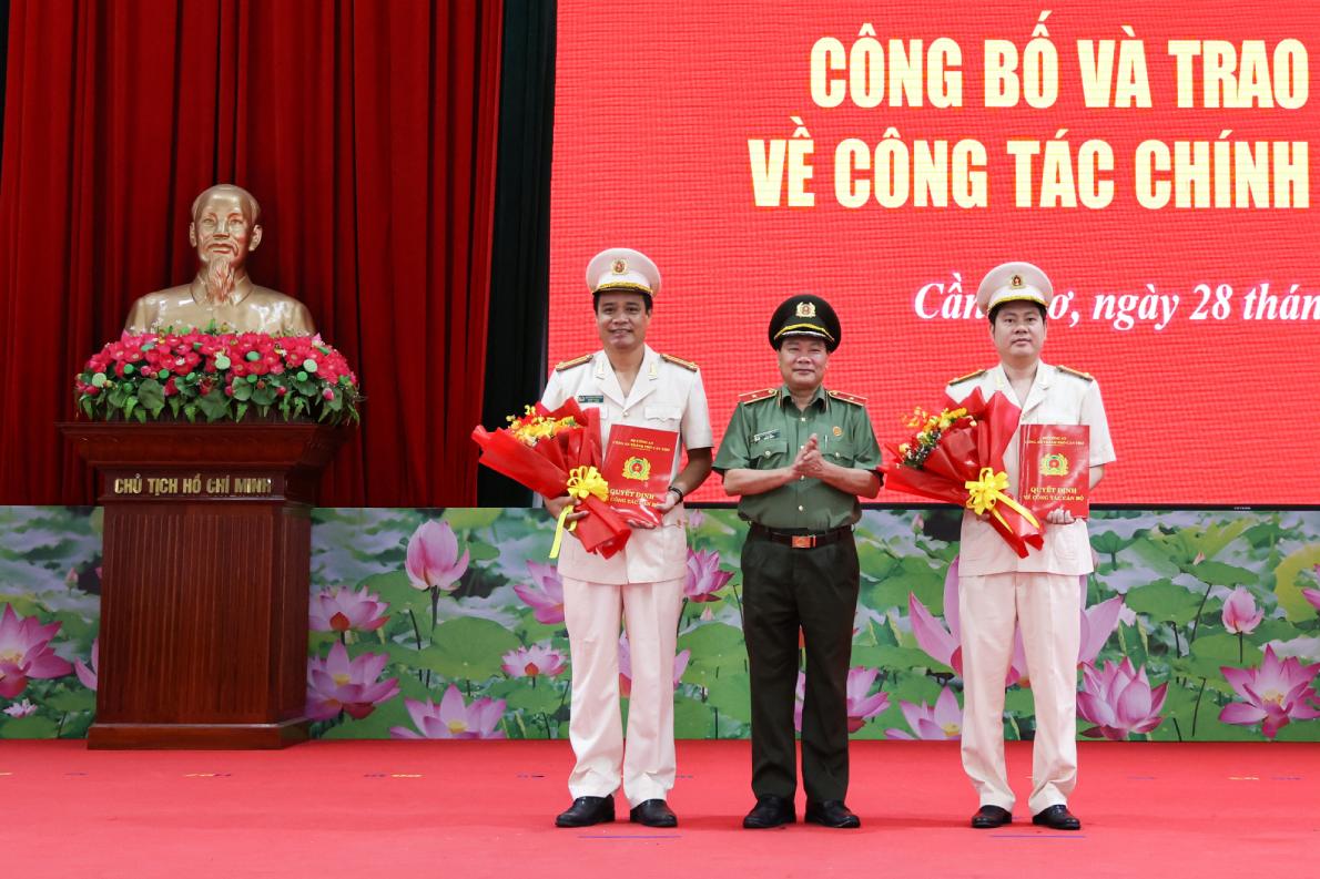 Thiếu tướng Nguyễn Văn Thuận trao Quyết định của BTV Thành ủy cho đồng chí Trung tá Đinh Tùng An (bìa phải) và đồng chí Thượng tá Mai Hoàng Phương (bìa trái). Ảnh: Công an Cần Thơ