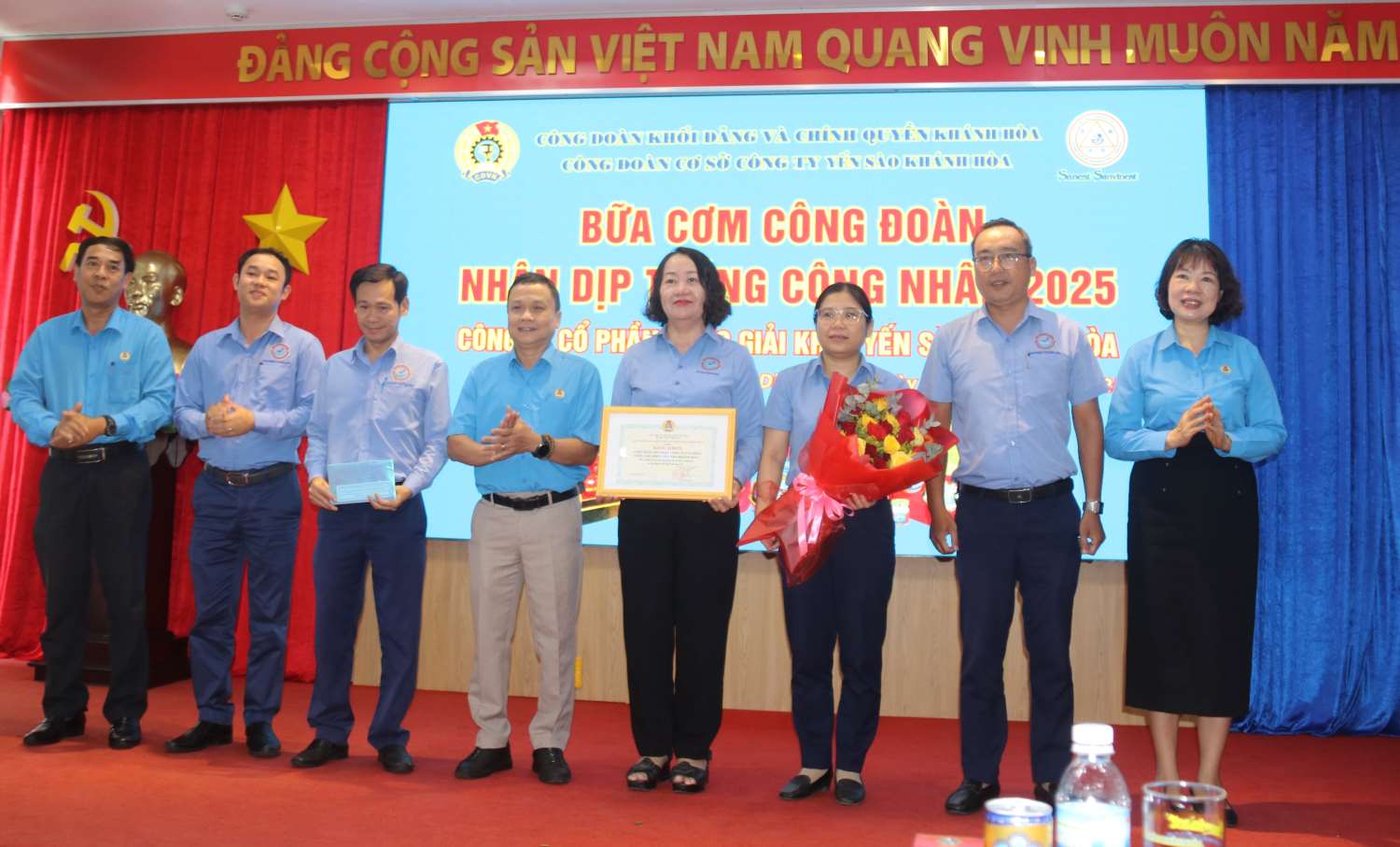 Dip nay LDLD Khanh Hoa trao bang khen cho Cong doan bo phan xuat sac. Anh: Phuong Linh