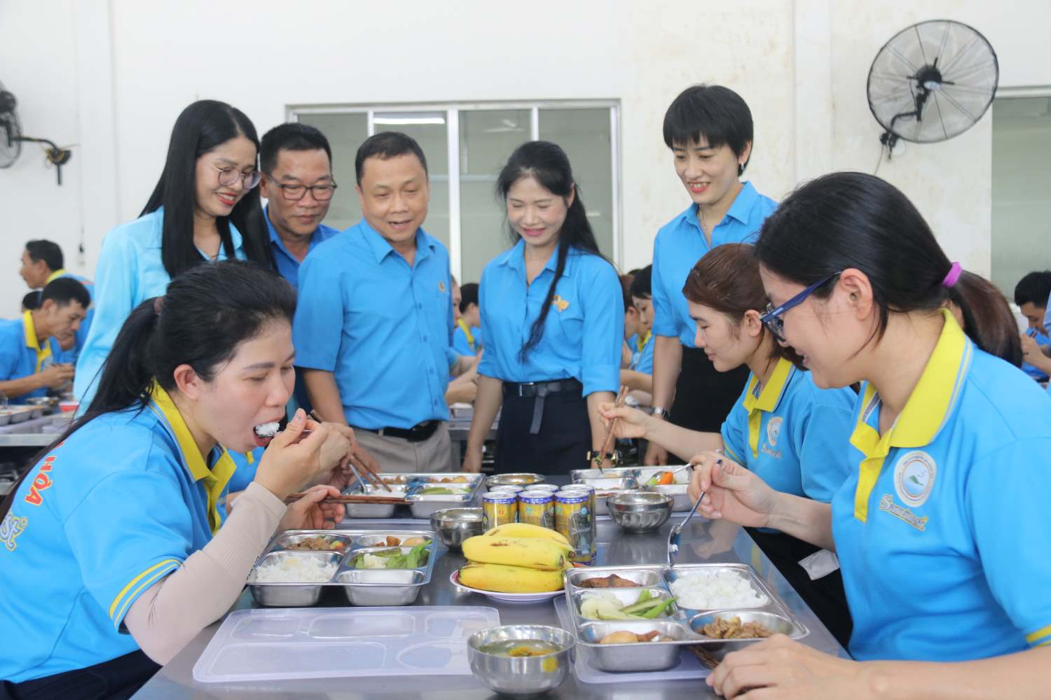 Leaders of Khanh Hoa Provincial Federation of Labor and Khanh Hoa Salanganes Nest Trading Joint Stock Company visited workers at the Union meal. Photo: Phuong Linh