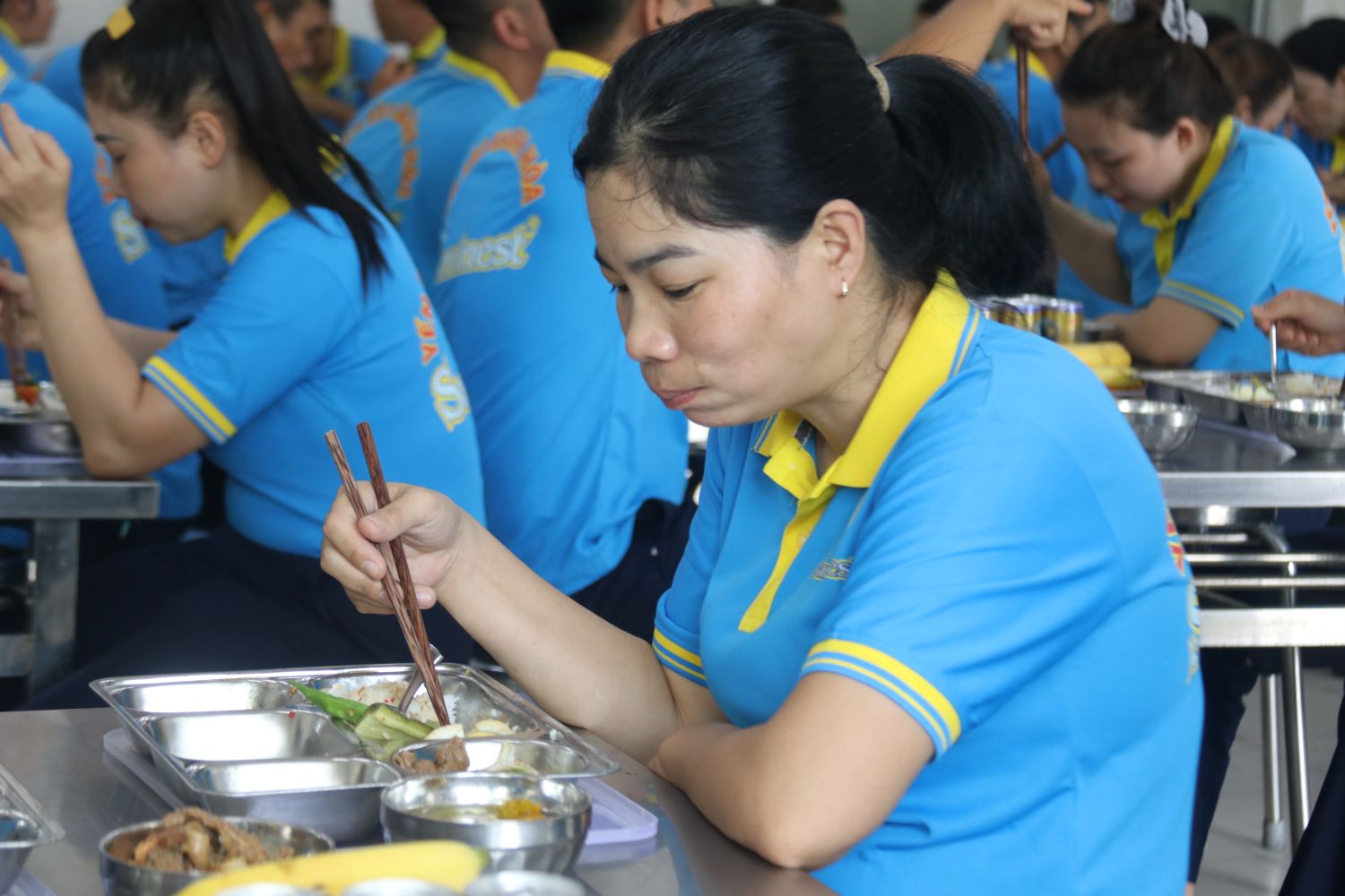 Lan toa them nhung bua com Cong doan chat luong cho cong nhan. Anh: Phuong Linh
