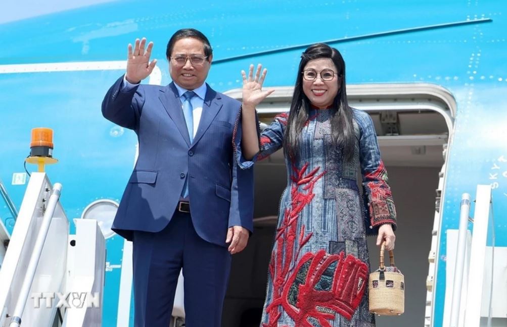Politburo member and Prime Minister Pham Minh Chinh and his wife concluded their official visit to Malaysia and attended the 46th ASEAN Summit. Photo: VNA