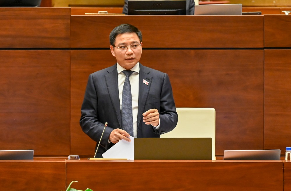 Minister of Finance Nguyen Van Thang explained and clarified the contents related to VAT reduction. Photo: Pham Dong