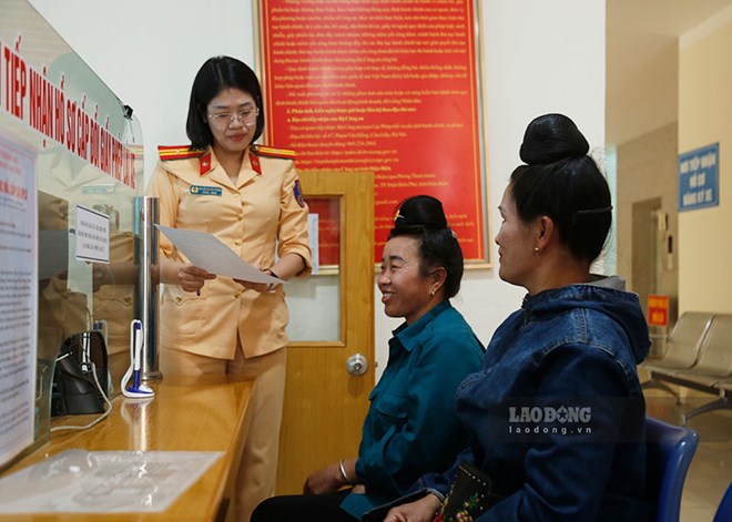 Los procedimientos administrativos relacionados con el campo de registro del vehiculo seran para el Departamento de Policia Provincial de Dien Bien 2. Foto: Quang dat