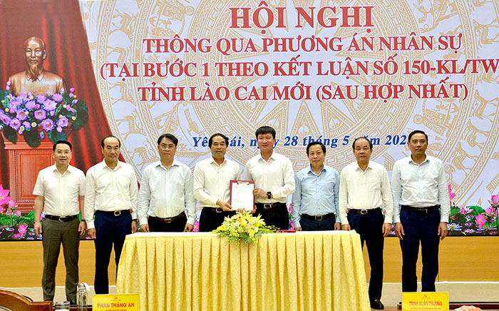 The leaders of the two provinces signed a Joint Resolution on the personnel plan for the new Lao Cai province after the merger. Photo: Van Duc