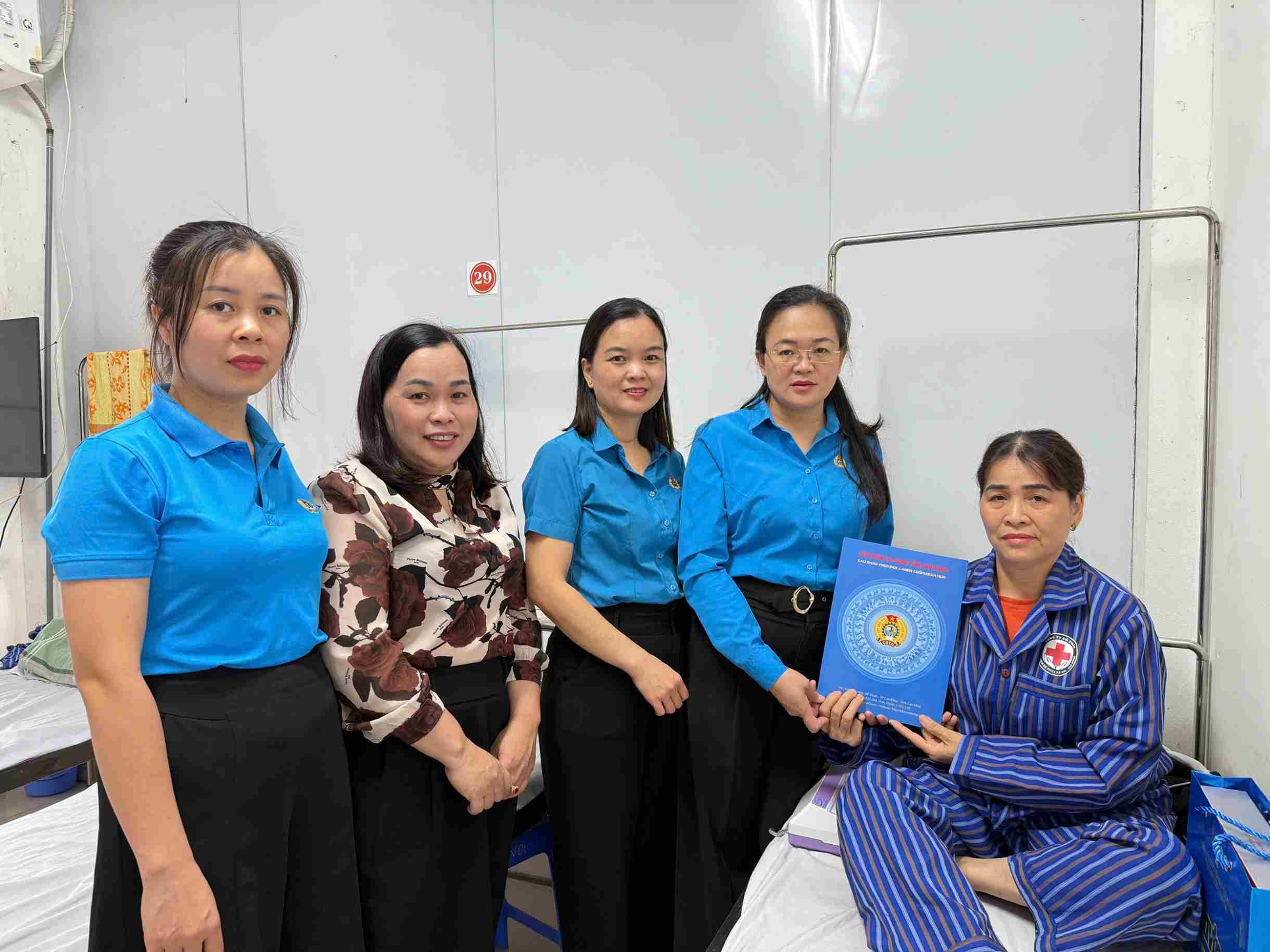 The Cao Bang Provincial People's Committee's Trade Union supports union members facing housing difficulties. Photo: Hai Hoa