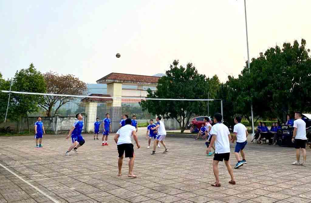Cac doan vien thanh nien tham gia danh bong chuyen tai Ngay hoi Thanh nien cong nhan. Anh: Doan Tuan.