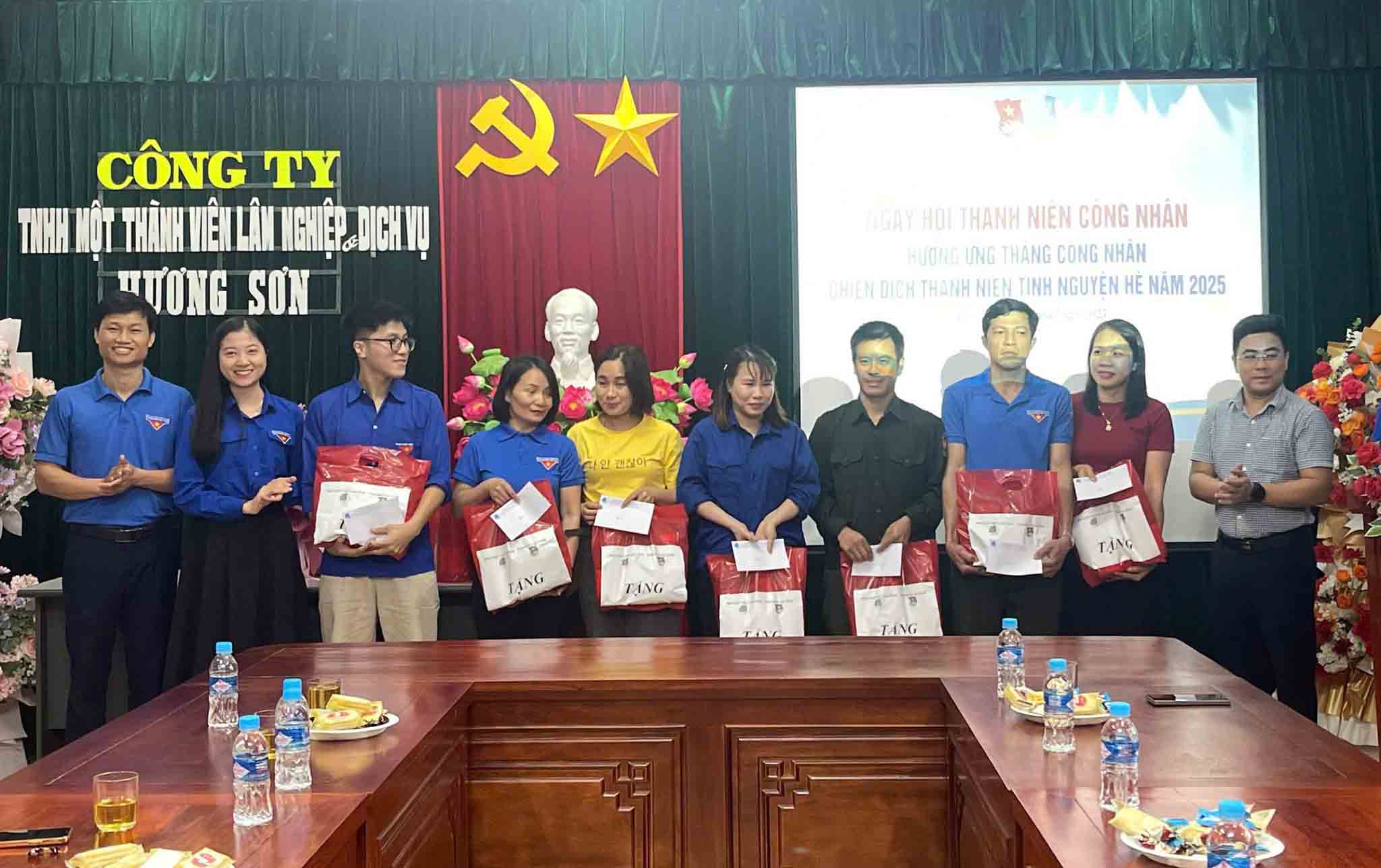 Ha Tinh Provincial Youth Union presents gifts to young workers in difficult circumstances. Photo: Doan Tinh.
