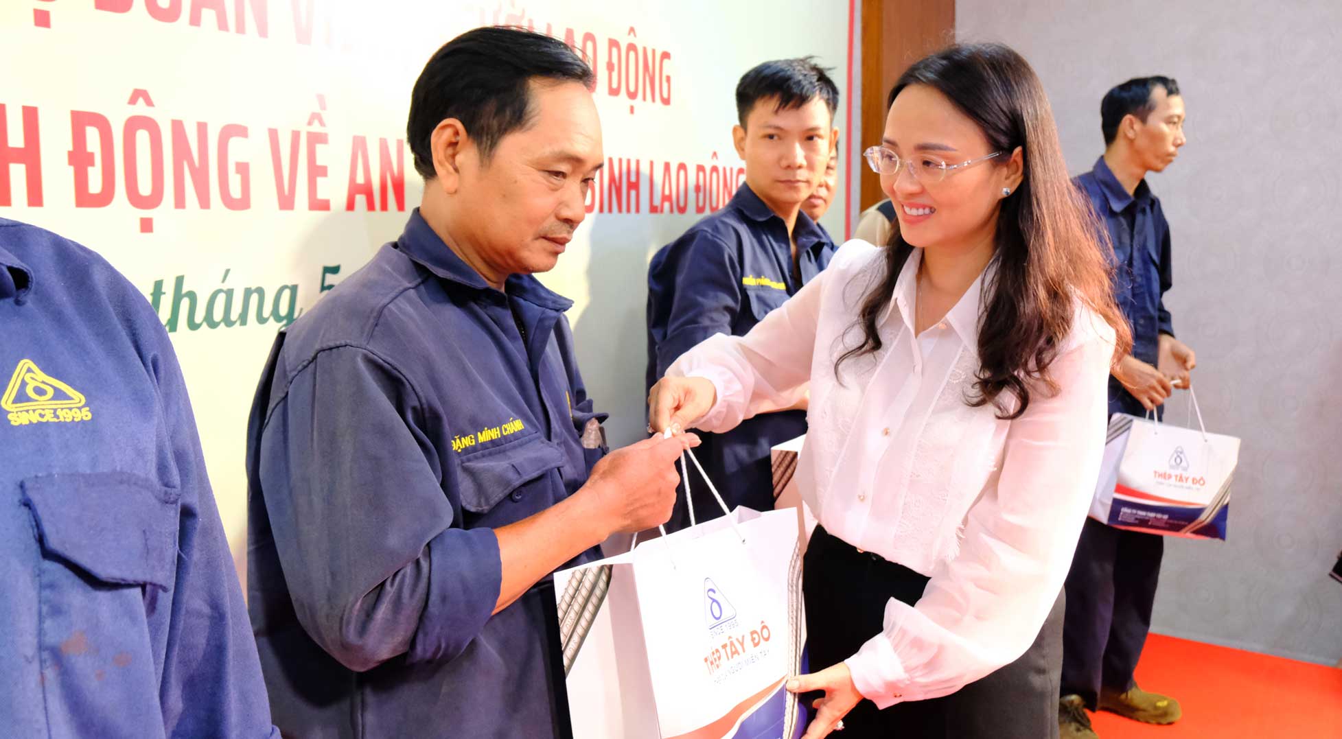 Chủ tịch LĐLĐ TP Cần Thơ Lê Thị Sương Mai trao quà cho đoàn viên, người lao động. Ảnh: Mỹ Ly