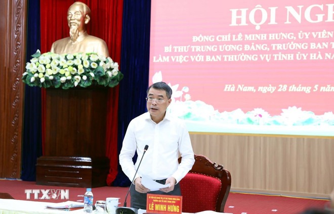 Politburo member, Secretary of the Party Central Committee, Head of the Central Organization Committee Le Minh Hung requested the three provinces to complete the procedures to end the activities of the Party Committees of Ha Nam, Nam Dinh, and Ninh Binh provinces. Photo: VNA