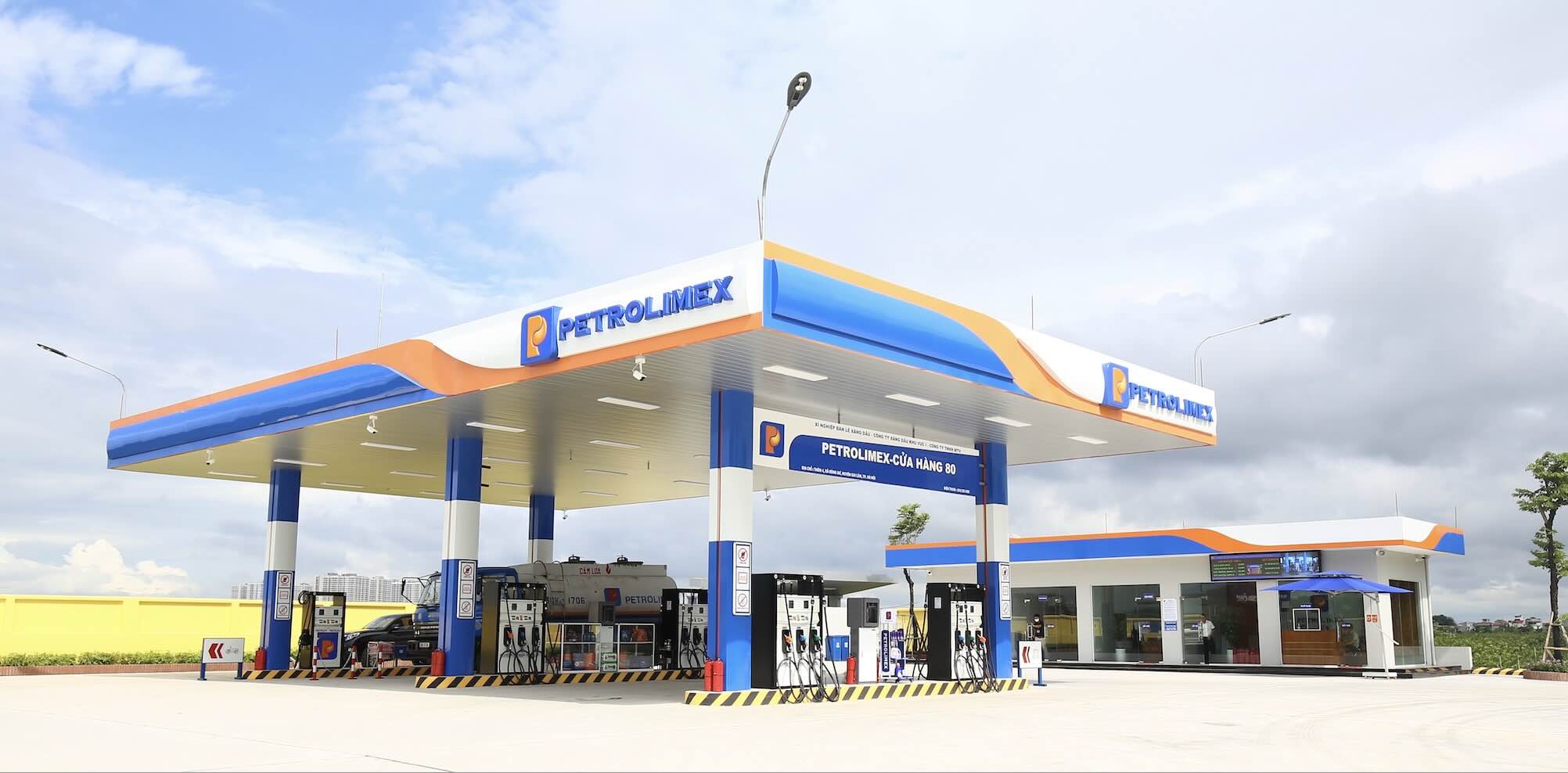 Tinh than tien phong trien khai quy dinh cua Chinh phu va co quan quan ly da the hien vai tro cua doanh nghiep nha nuoc trong yeu nhu Petrolimex trong viec tuan thu phap luat, dong thoi gop phan minh bach hoa hoat dong kinh doanh, dac biet la trong linh vuc xang dau.
