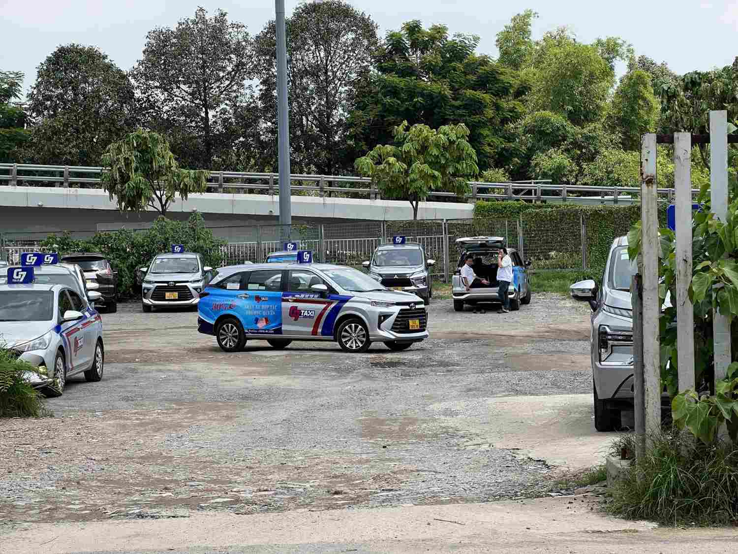 Taxi dau cho don khach tai khu dat hon 3.500 m2 tiep giap duong vao ga quoc te san bay Tan Son Nhat.  Anh: Anh Tu