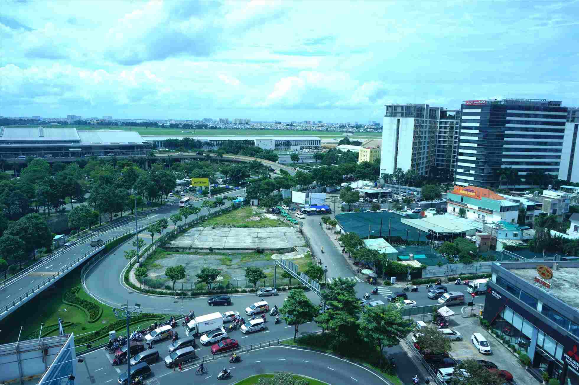The land plot of more than 3,500 m2 is adjacent to the road to Tan Son Nhat International Airport. Photo: Minh Quan