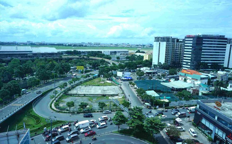 The land plot of more than 3,500 m2 is adjacent to the road to Tan Son Nhat International Airport. Photo: Minh Quan