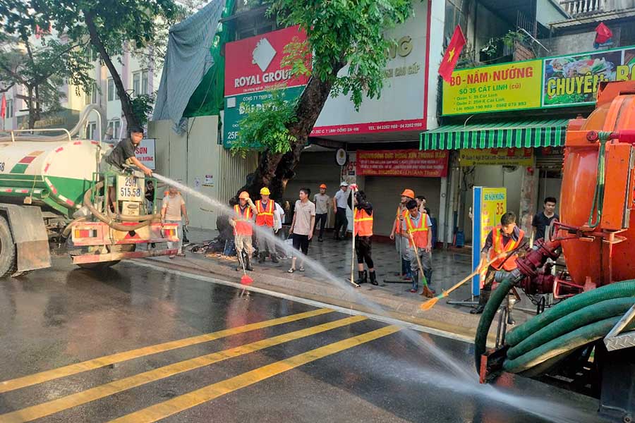 Viec ve sinh sau su co trao bun trong qua trinh dao ham metro Nhon - ga Ha Noi co ban hoan thanh. Anh: MRB