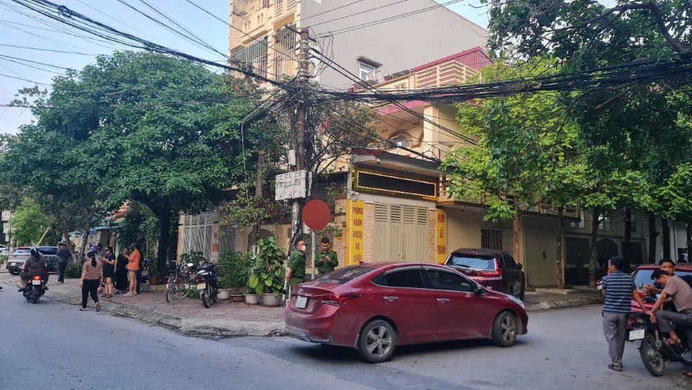 Co rat dong nguoi dan tap trung tai khu vuc phong kham, noi xay ra su viec. Anh: Quach Du