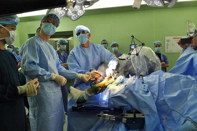 A weightlifting surgery at Bach Mai Hospital. Photo: BVCC