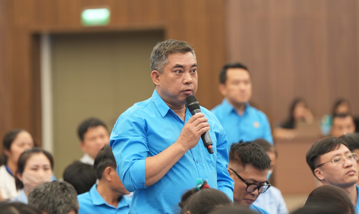 El Sr. Chu Xuan Thinh, presidente de Giang Vo Ward Caderas hizo preguntas sobre la solucion de organizar personal despues de organizar el aparato. Foto: Manh Quan