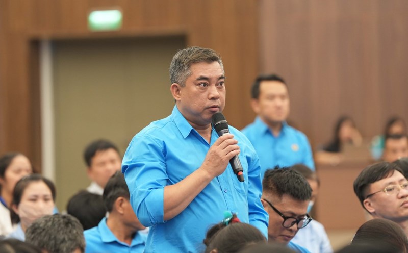 Mr. Chu Xuan Thinh, Chairman of the Giang Vo Ward Trade Union, asked about the solution to arrange personnel after the restructuring of the apparatus. Photo: Manh Quan