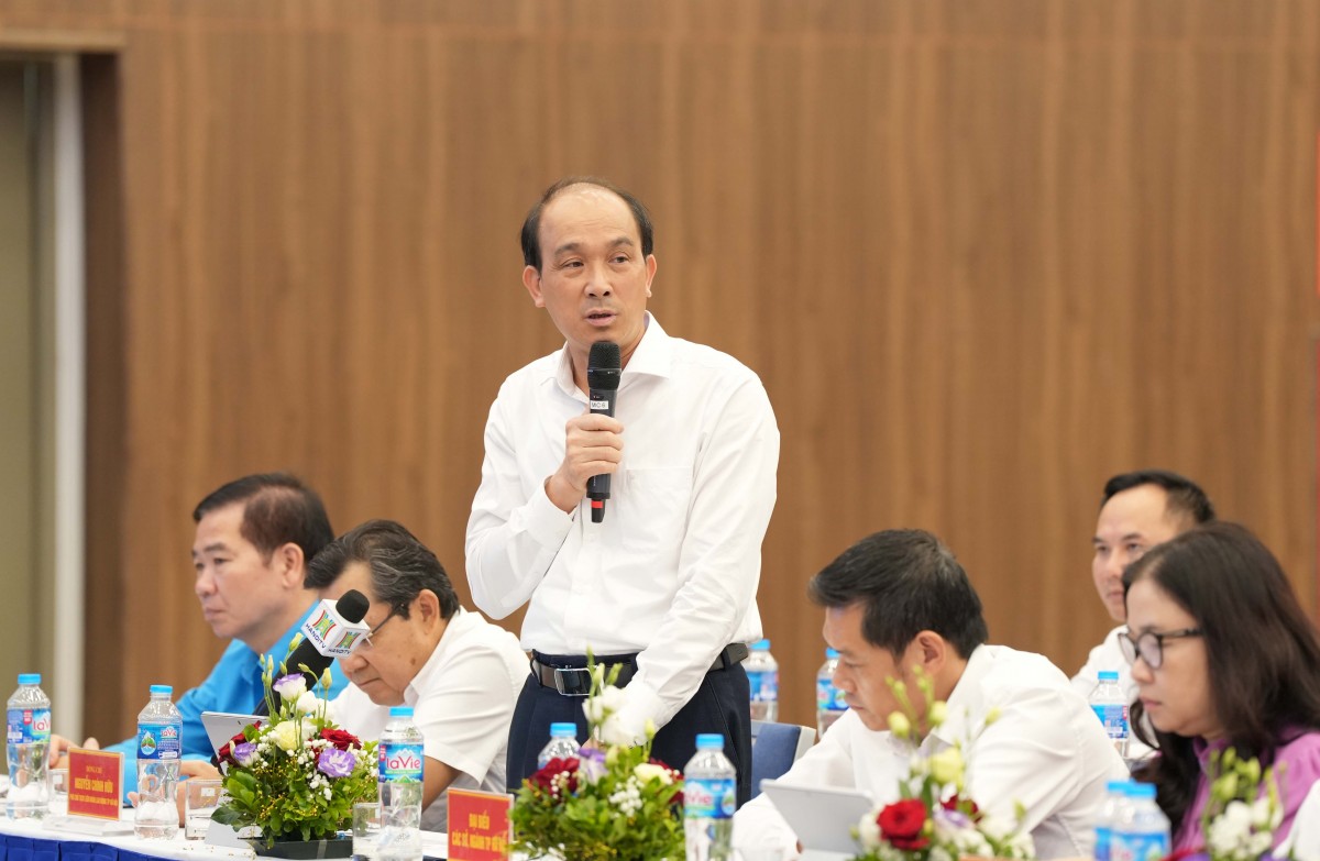 Pho Giam doc So Noi vu Ha Noi Nguyen Tay Nam tra loi cau hoi cua anh Chu Xuan Thinh. Anh: Manh Quan