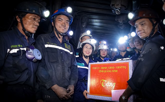 Phó Bí thư Thường trực Tỉnh ủy Quảng Ninh xuống lò sâu thăm thợ mỏ