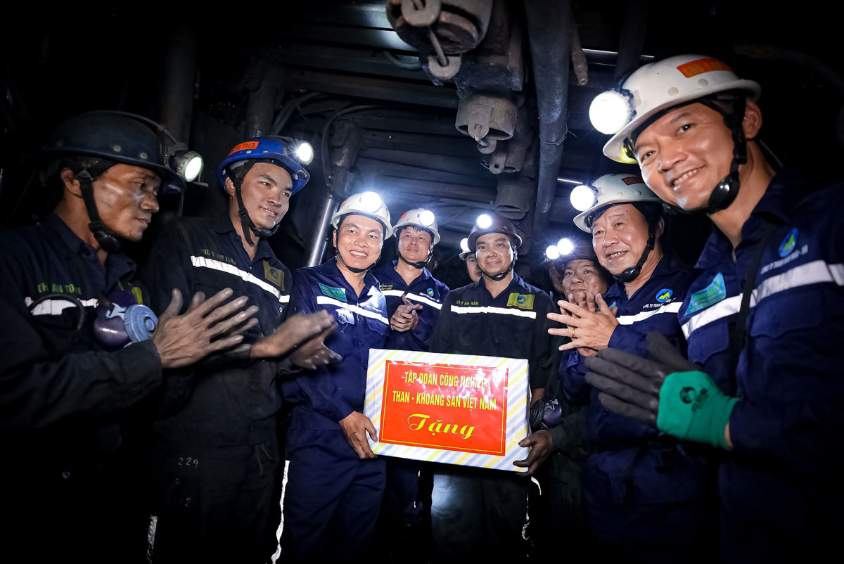 Lãnh đạo Tập đoàn TKV tặng quà công nhân lao động đang làm việc tại mức -50m so với mực nước biển. Ảnh: Công ty Than Nam Mẫu
