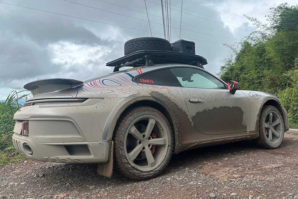 El superdeportivo de Porsche 911 Dakar se nota cuando a menudo se usa en viajes de larga distancia. Foto: Nguyen Hoang Anh