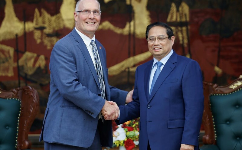 Politburo member, Prime Minister Pham Minh Chinh and Member of the House of Representatives John Moolenaar. Photo: VGP