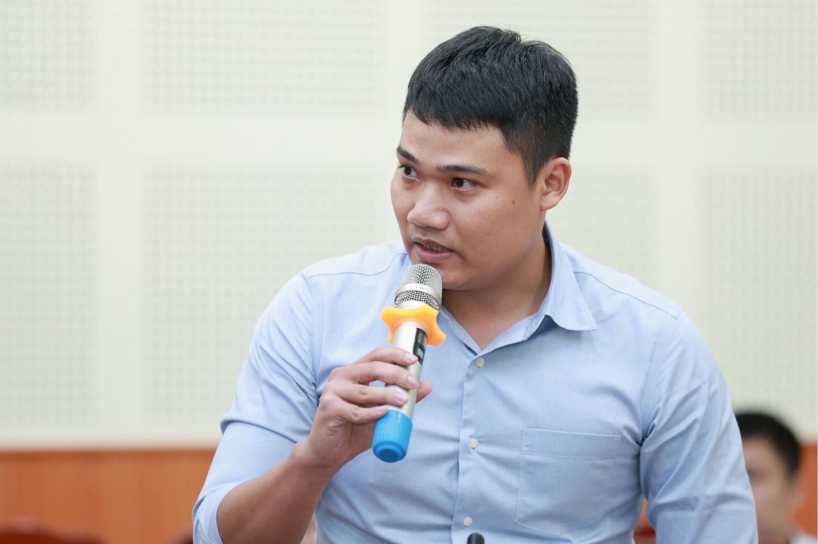Phong vien dat cau hoi toi Tap doan Dien luc Viet Nam (EVN). Anh: Hai Nguyen