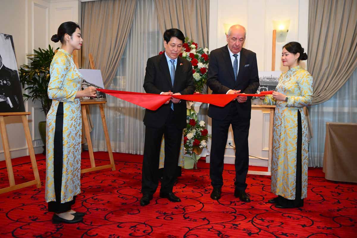 Chu tich nuoc Luong Cuong va Tong thong Hungary Sulyok Tamas cat bang khai mac trien lam. Anh: Hai Nguyen 