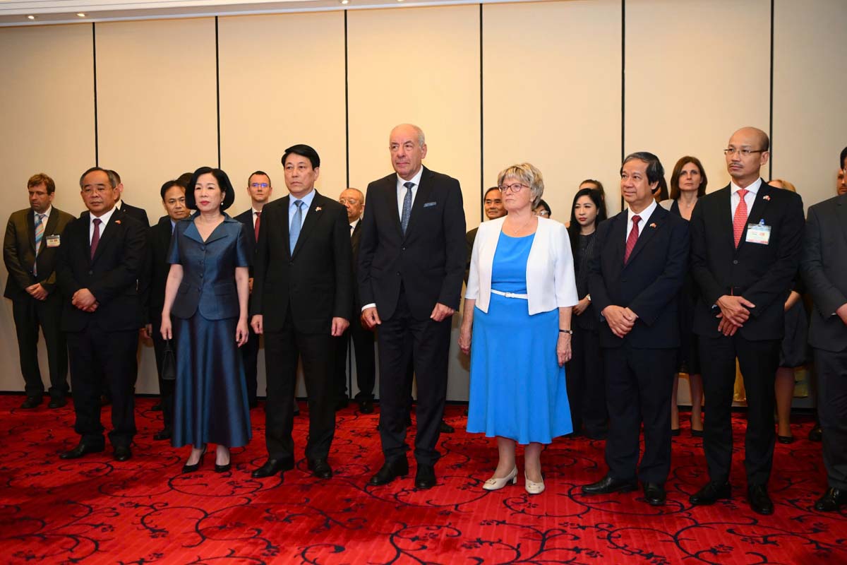 Politburo member and President Luong Cuong and his wife, along with Hungarian President Sulyok Tamas and his wife, attended the opening ceremony of the photo exhibition of Hungarian doctor - photographer Bozoky Dezso. Photo: Hai Nguyen