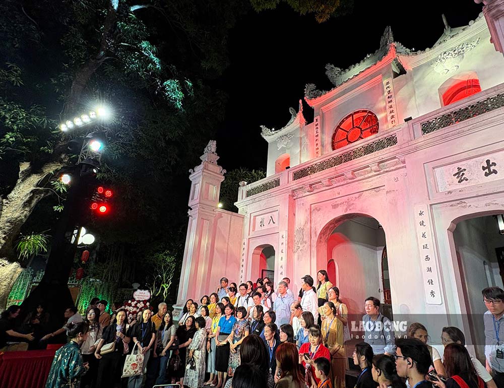 Khach tham quan tham gia dem ra mat tour dem Tieng chuong Tran Vu tai den Quan Thanh toi 28.5. Anh: Pham Huyen