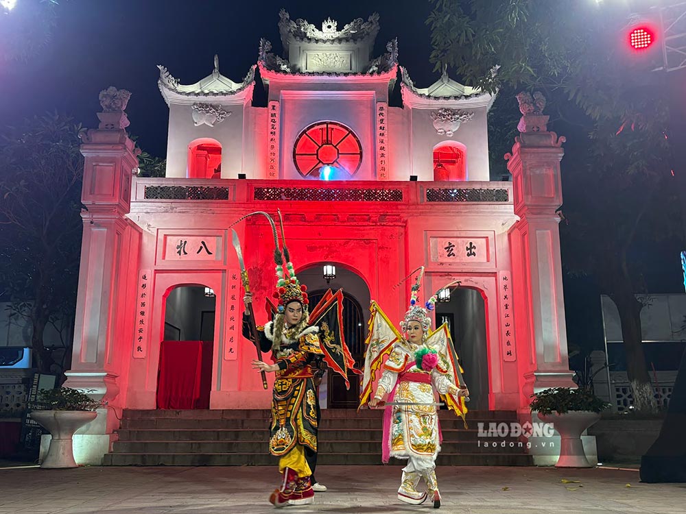 Nghe si tuong bieu dien trong phan show thuc canh tai den Quan Thanh. Anh: Pham Huyen