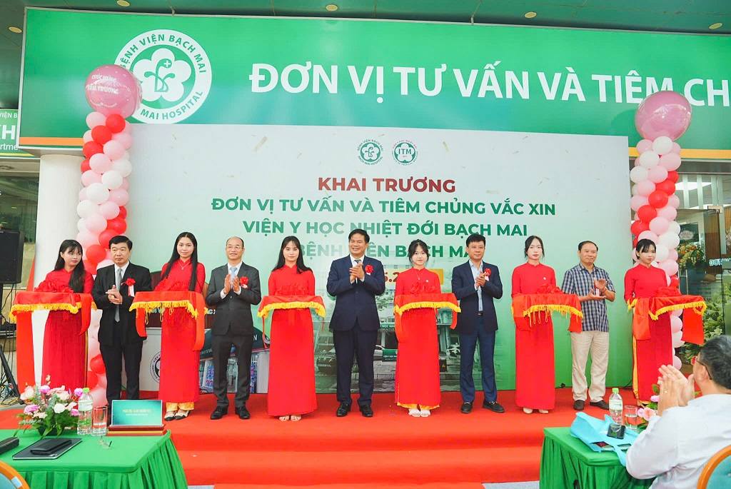 Benh vien Bach Mai khai truong Don vi Tu van va Tiem chung vaccine. Anh: The Anh