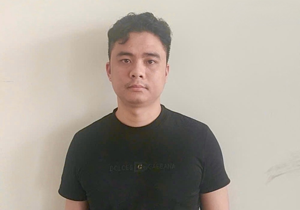Đối tượng truy nã Phạm Duy Thịnh ra đầu thú sau khi về nước. Ảnh: Công an