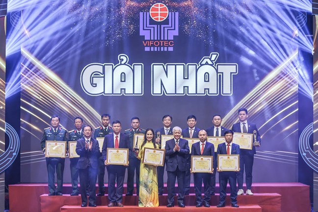 Mr. Do Van Chien, Member of the Politburo, Secretary of the Party Central Committee, Secretary of the Party Committee of the Fatherland Front, Central mass organizations, Chairman of Vietnam Fatherland Front Committee, Honorary Chairman of VIFOTEC Fund awarded the First Prize to authors and authors. Photo: Quang Vinh