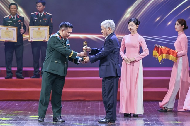 trao giai Nhat cho cac tac gia, nhom tac gia. Anh: Quang Vinh