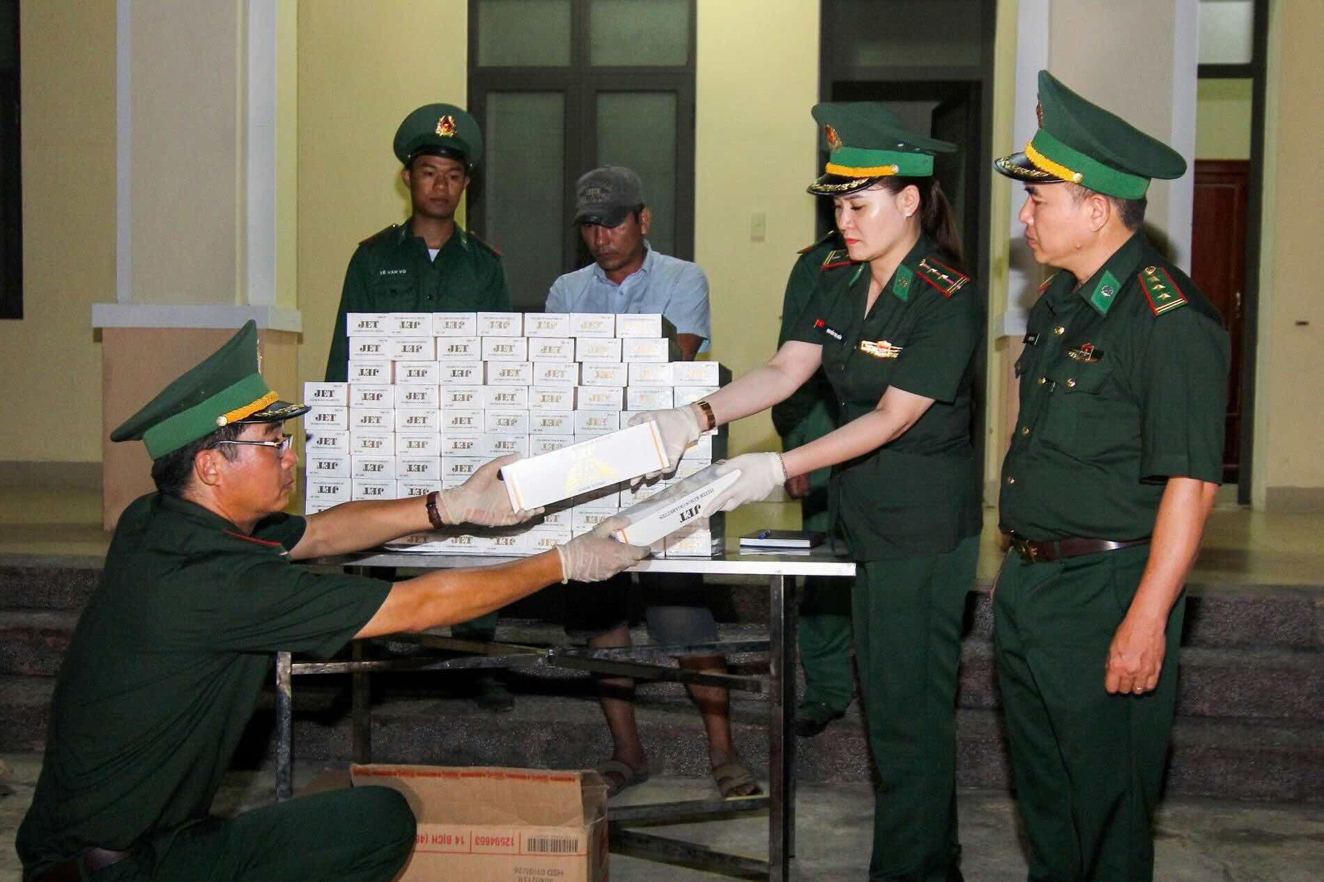Camion descubierto que transportaba casi 900 cigarrillos ilegales en Hue.