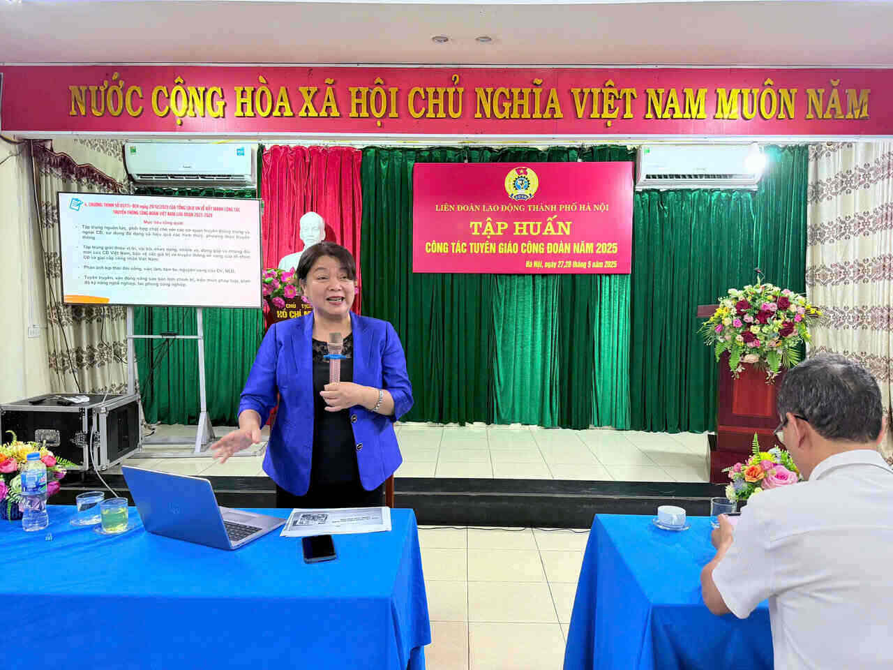 El vicepresidente Nguyen Thi Thu Thuy intercambio en el curso de capacitacion sobre habilidades de liderazgo y comunicacion. Foto: NGOC ANH