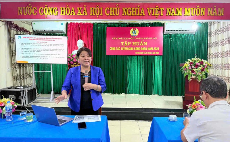 Vice President Nguyen Thi Thu Thuy discussed at the training course on leadership and communication skills of the Trade Union. Photo: Ngoc Anh