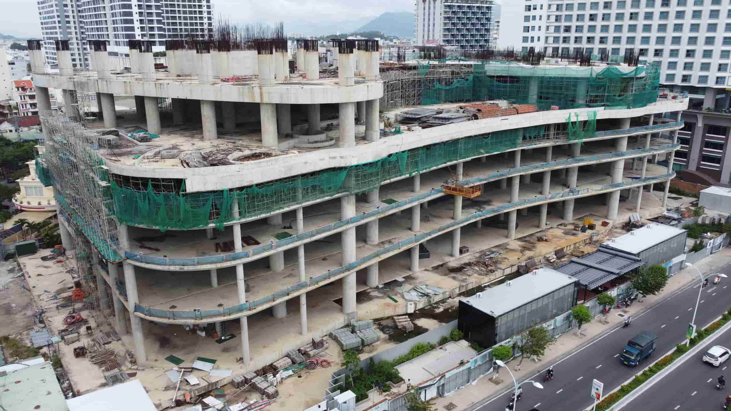 Khanh Hoa tiene 11 proyectos eliminados bajo la resolucion 170/2024 de la Asamblea Nacional sobre mecanismos y politicas especificos para eliminar dificultades y problemas con proyectos y tierras ... Foto: Huu Long