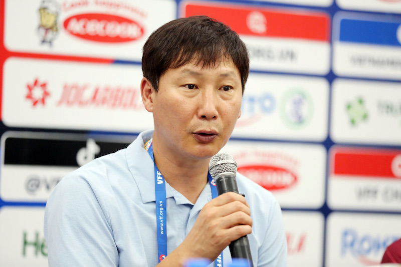 Coach Kim Sang-sik led the ASEAN All Stars team to beat Man United. Photo: Thanh Vu