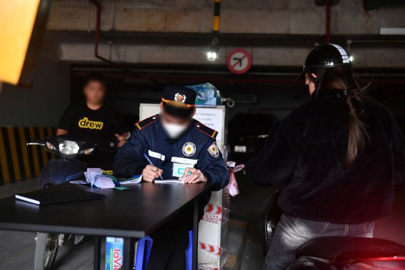 Many apartment buildings are still collecting cash parking fees. Photo: Hai Nguyen