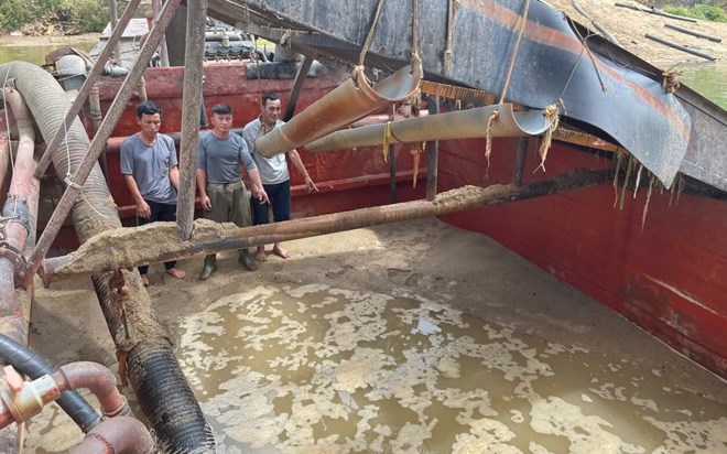 Phát hiện 3 đối tượng khai thác cát trái phép trên sông Gianh