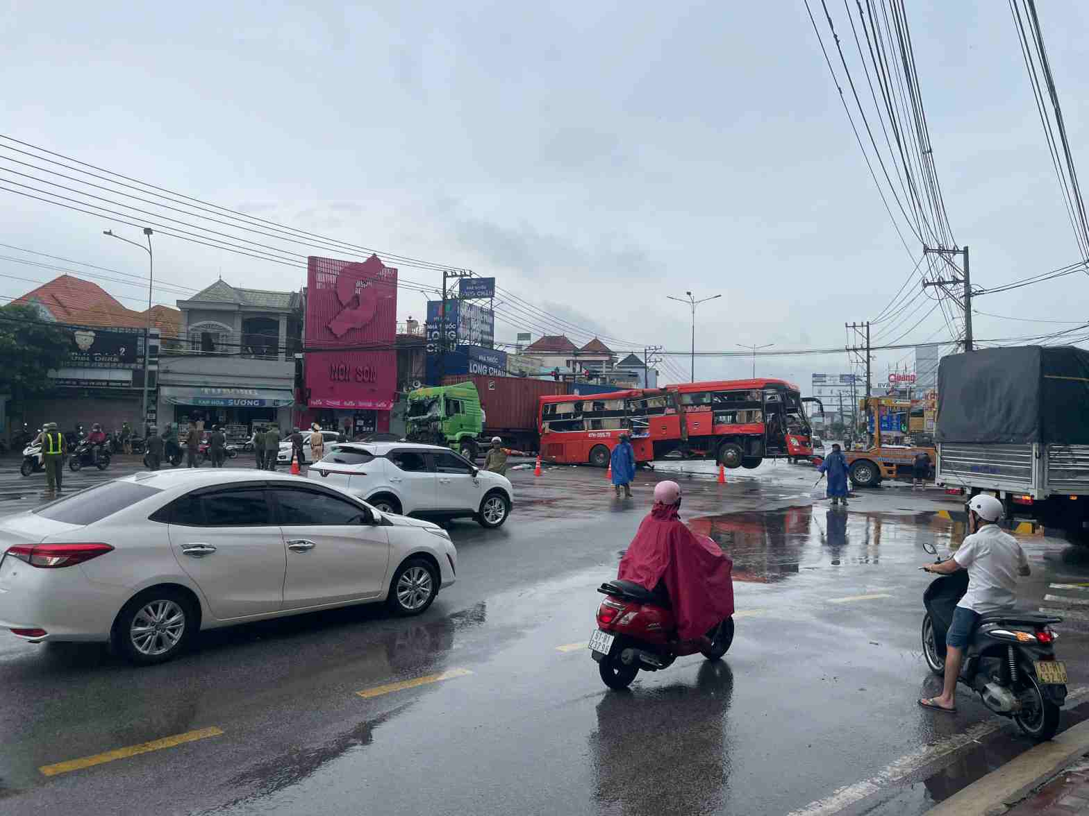 Tai nan xe khach va container tai nga tu So Sao. Anh: Dinh Trong